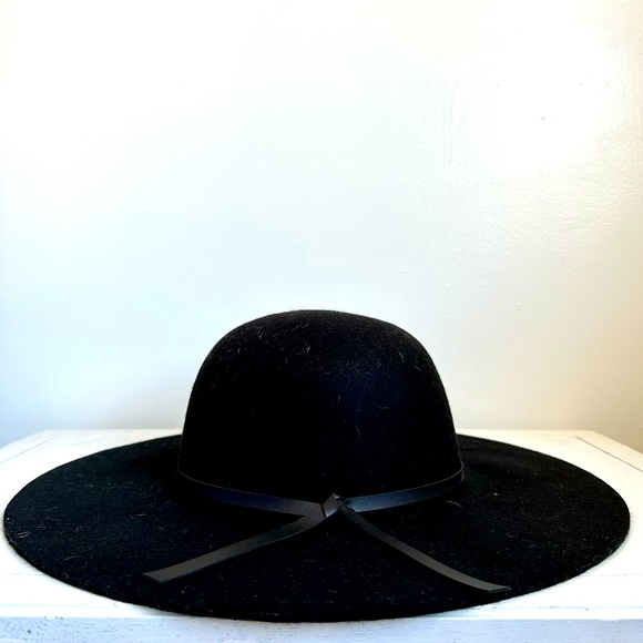 Old Navy Accessories - Wide brim hat